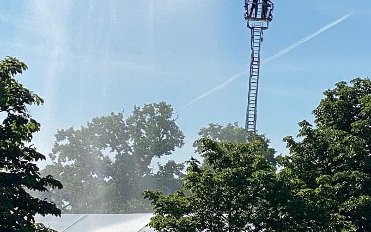 Das Impfzentrum Würzburg wird von Feuerwehr gekühlt Das Impfzentrum Würzburg wird von Feuerwehr gekühlt